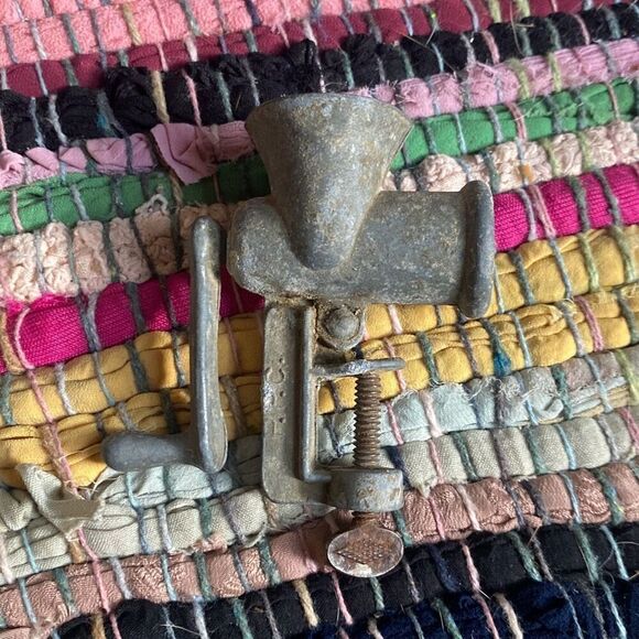 Vintage minature meat grinder toy - Picture 5 of 5